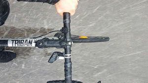 雨の中のロードバイク