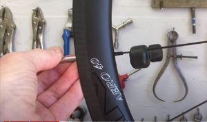 Come riparare la torsione dei raggi a lame sulle ruote della bici da strada